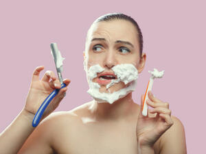 شعر الوجه يعتبر  ظاهرة مزعجة وتخفي نقاء البشرة (shutterstock.com)
