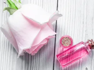 يعتبر زيت الورد زيت مساج رائع لفروة الرأس (shutterstock.com)
