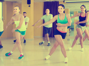 الزومبا أحد أشكال الرياضة التي تتضمن الكثير من ​الموسيقى​ والرقص سريع الخطى (shutterstock.com)
