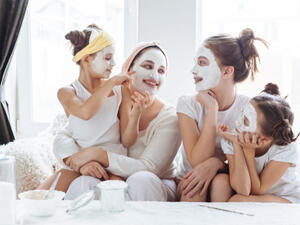 إن خليط نشا الذرة والخل من العلاجات المنزلية الشهيرة للرؤوس السوداء (shutterstock.com)
