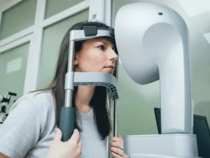  قد يتمُّ التعامل مع أعراض جفاف العين من خلال أدوية موضعية (shutterstock.com)
