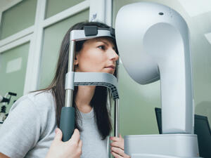  قد يتمُّ التعامل مع أعراض جفاف العين من خلال أدوية موضعية (shutterstock.com)
