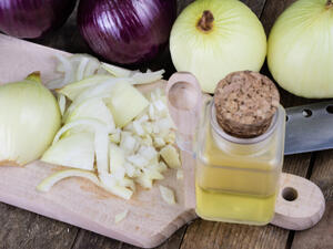 يقوي عصير البصل الأعصاب لاحتوائه على معدن الكبريت (shutterstock.com)
