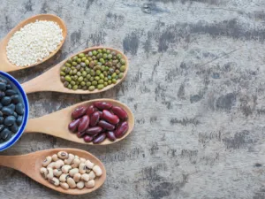 تشمل قائمة الأطعمة الغنية بالألياف العديد من الخضروات وفواكه والحبوب والبقوليات (shutterstock.com)
