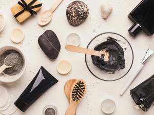 يعمل ماسك الفحم النشط وماسك الطين الطبي؛ على محاربة الأوساخ والالتهابات  (shutterstock.com)
