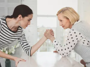 والحكمة في تعاملك مع أم زوجكِ تقتضي منكِ إسماعها الكلام الحسن وعدم معاندتها  (shutterstock.com)
