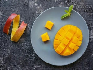 قشر المانجو غني بالعديد من المركبات التي تساعد على منع تراكم الدهون (shutterstock.com)
