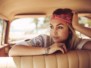 عادت الأوشحة الحريرية إلى الواجهة هذا الصيف (shutterstock.com)
