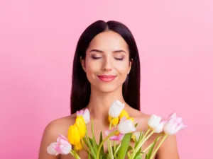 هناك مجموعة من الأطعمة التي تمنح الجسم رائحة زكية (shutterstock.com)
