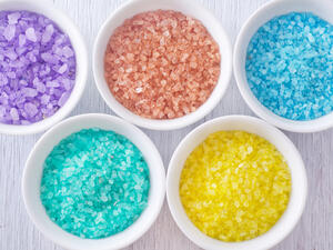 تتعدد أنواع ملح الطعام المتوفرة في الأسواق (shutterstock.com)
