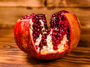 يجب  استشارة الطبيب قبل تناول الرمان من قبل الأشخاص الذين يستعملون أدوية (shutterstock.com)
