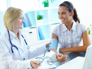 الصوديوم (المكوّن الرئيسي للملح) أنه يسبب ارتفاع ضغط الدم