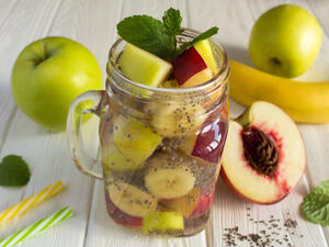 اجعل من تناول الماء قبل وبعد الطعام روتيناً دائماً (shutterstock.com)
