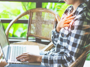 يتجاهل الكثير  بعض المؤشرات التي تعد علامات على وجود خلل في صحة القلب (shutterstock.com)
