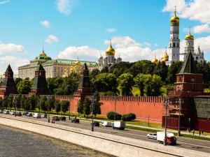 Moscow river with Kremlin wall (Shutterstock)