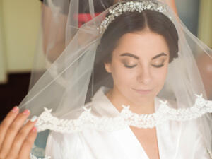 يعتبر العسل من أفضل المرطبات الطبيعية للجلد لذا اعتمديه قبل موعد زفافك  (shutterstock.com)
