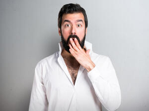 كذلك يهمل بعض الرجال تجفيف بشرة الوجه والجسم بشكل جيد (shutterstock.com)
 كذلك يهمل بعض الرجال تجفيف بشرة الوجه والجسم بشكل جيد (shutterstock.com)