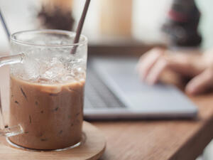 يمكن تناول بودرة الكاكاو في عدة صور منها تناول شراب الكاكاو البارد (shutterstock.com)
