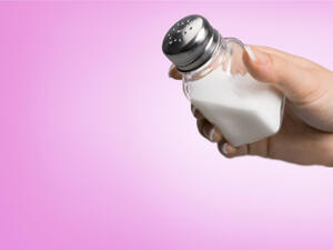 يُنصح بألا يتجاوز معدل الاستهلاك اليومي للملح ستة غرامات (shutterstock.com)
