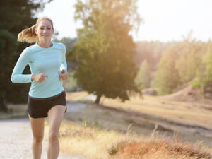  المشي يعتبر رياضة خفيفة لا تتطلب جهداً كبيراً ينهك عضلات الجسم (shutterstock.com)
