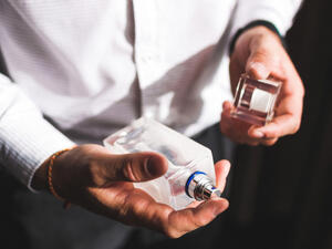 في الصيف حيث تلعب الحرارة المرتفعة دورها في تبخر جزيئات العطر  (shutterstock.com)
  في الصيف حيث تلعب الحرارة المرتفعة دورها في تبخر جزيئات العطر  (shutterstock.com)
