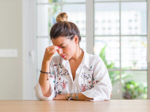 من أفضل الطرق لعلاج الصداع هو الوقاية في الدرجة الأولى (shutterstock.com)
