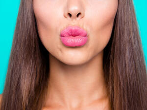 إن اتباع هذه الخطوات يحمي الشفاه من الجفاف والتقشر والتشقق (shutterstock.com)
