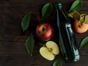 يساعد خل التفاح مريضًا بالسكري على التحكم في كمية الجلوكوز في دمه (shutterstock.com)
