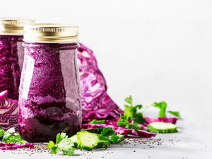 يحتوي مشروب الكرنب علي البوتاسيوم مما يساعد في تقليل ضغط الدم (shutterstock.com)
