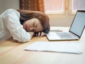 الشعور بالإجهاد الدائم من العلامات الأكثر شيوعًا لنقص الحديد (shutterstock.com)
