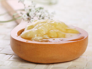 قومي بهرس الموزة مع نقطتين زيت الزيتون وضعيهم على بشرتك