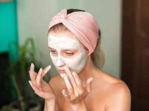  نقدم لكِ وصفة لتطبيقها قبل المكياج لبشرة صافية (shutterstock.com)
