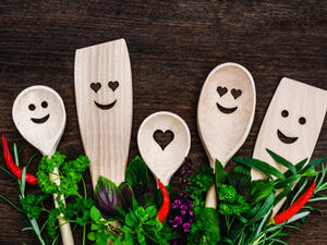 هناك بعض الأعشاب الطبيعية التي قد تخفف من حدة أعراض الإرهاق المزمن (shutterstock.com)
