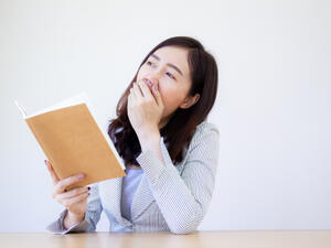 يصيبك من الشعور بالخمول أو النعاس كثير خلال فترة الظهيرة؟ (shutterstock.com)
