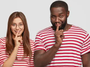 اللجوء للغة الحوار يعد دليلاً كبيرًا على اهتمامك بالحياة الزوجية (shutterstock.com)
