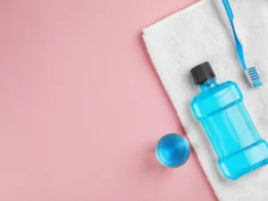 غسول الفم يساهم في إزالة الفلورايد الذي يحمي الأسنان من التسوس (shutterstock.com)
