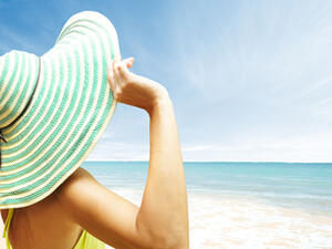 استخدام واقي للشمس بقوة حماية (50%) لأنه يحمي من الاشعة الفوق بنفسجية