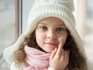 يصلح استخدام كريمات الحماية من التسلخات في الوجه (shutterstock.com)
