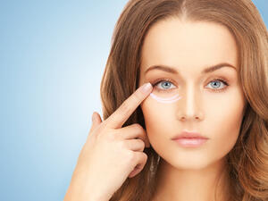 مع مرور السنوات، يبدأ جلد جفنيك بالهبوط