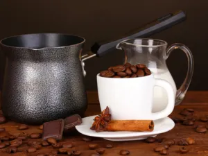 طريقة عمل القهوة التركية بالحليب (shutterstock.com)
