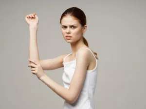10 تقنيات سهلة وفعالة للغاية لمساعدتك على تغذية بشرتك وإزالة البقع الداكنة. (shutterstock.com)
