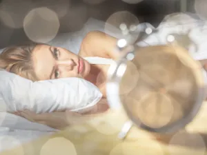  حصول النساء على مزيد من النوم قد تسبب لديهن ألم حيض أكثر شدة ولفترة أطول (shutterstock.com)
