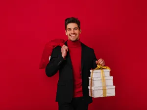 إليك بعض الخطوات لتحصل على إطلالة كلاسيكية وجذابة لتكون متألقًا رفقة الحبيب (shutterstock.com)
