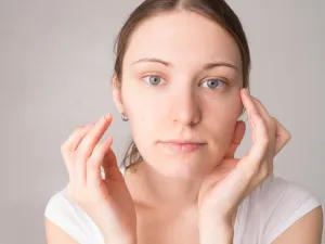 بياض البيض يحارب البشرة الشاحبة والخطوط الغائرة بالوجة (shutterstock)