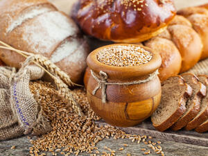 ينصح بالحرص على شراء الخبز والمعكرونة والمعجنات المصنوعة من القمح الكامل