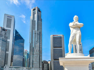 Statue of Sir Stamford Raffles near Singapore river (Shutterstock)
