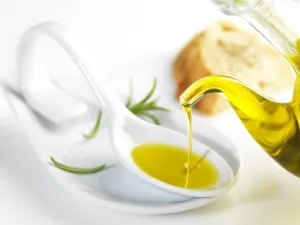 يساعد زيت الزيتون البكر على إنتاج إنزيمات الجهاز الهضمي (shutterstock.com)