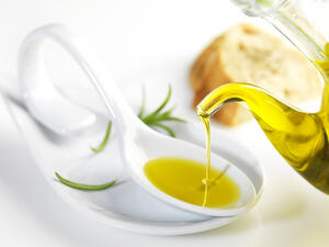 يساعد زيت الزيتون البكر على إنتاج إنزيمات الجهاز الهضمي (shutterstock.com)