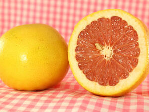 نصف حبة غريب فروت تحتوي على أكثر من 60٪ من محتواك اليومي من فيتامين "سي" (shutterstock.com)
