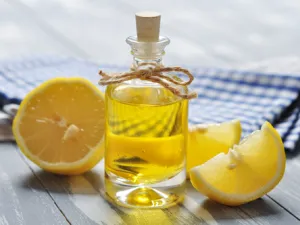 ويفضل وضع زيت الليمون على البشرة قبل النوم (shutterstock.com)
